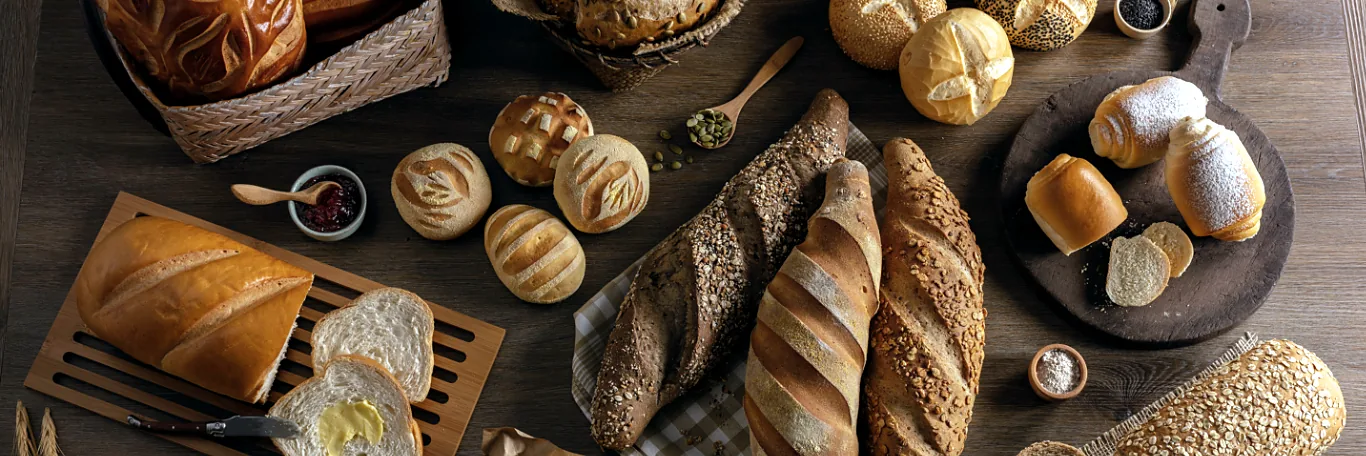 Varietà di pane e prodotti da forno su un tavolo di legno