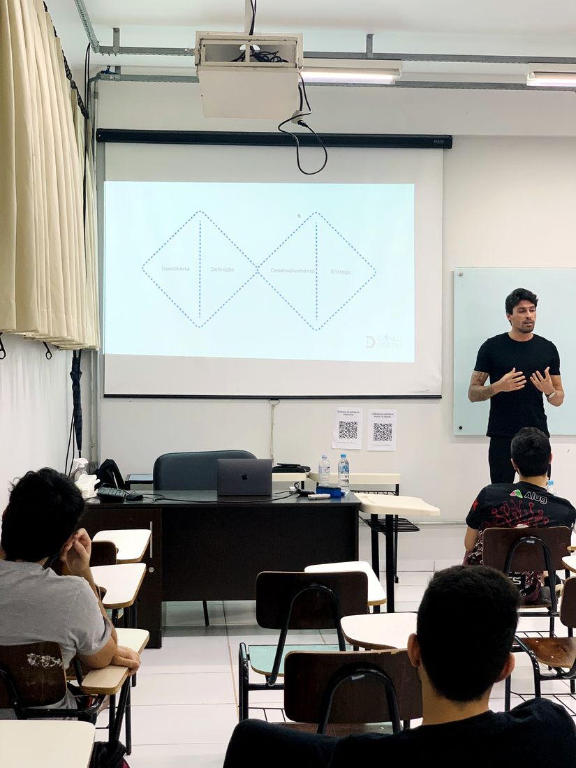 Lezione del programma trainee in un’aula con proiettore