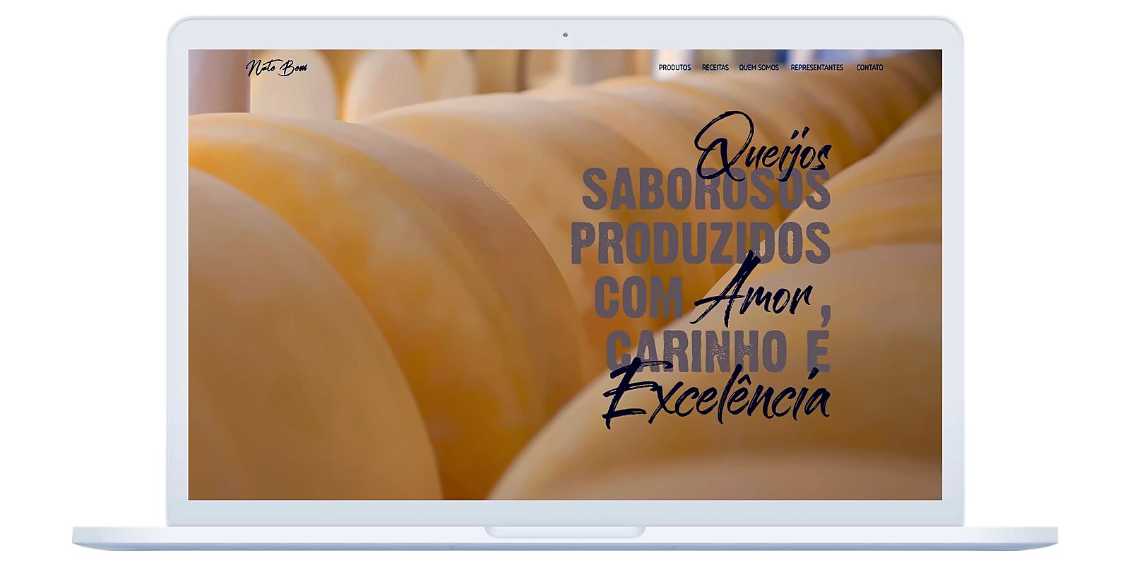 Notebook con il sito di Nato Bom aperto sulla home page, con formaggi sullo sfondo