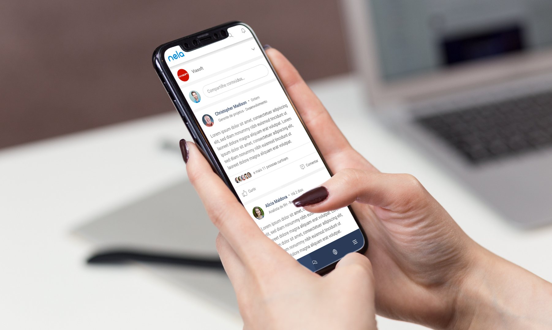 Manos sosteniendo un celular con la plataforma Nela abierta