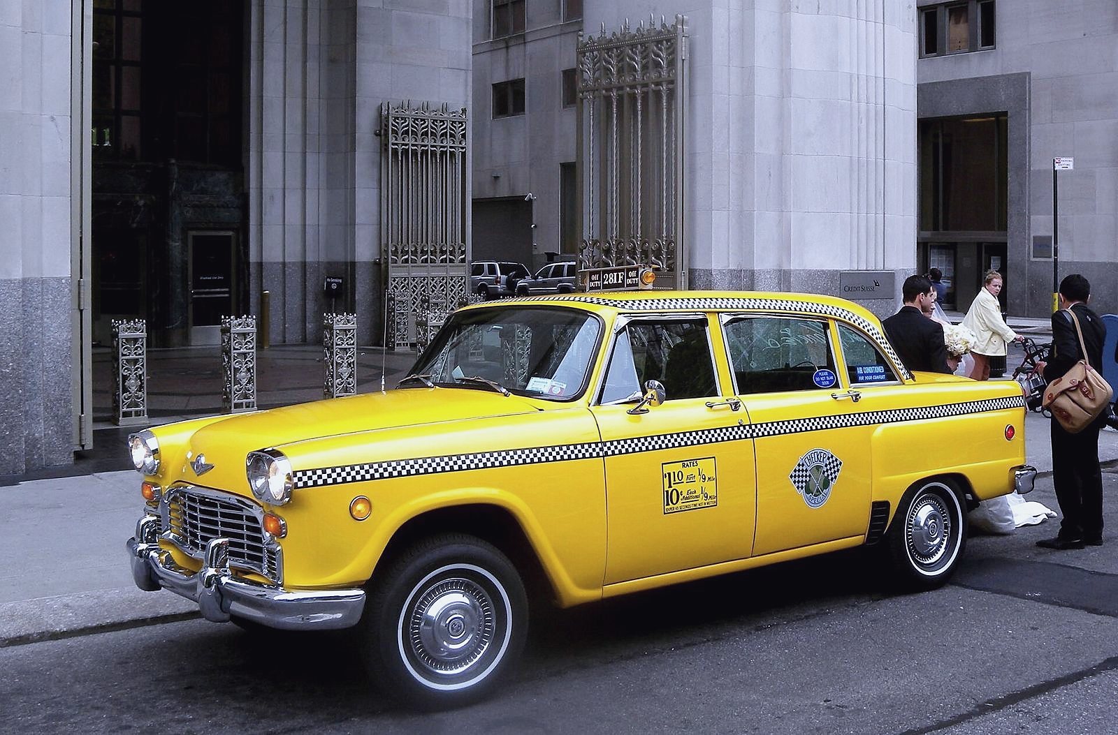 Vecchio taxi giallo parcheggiato in una strada di città