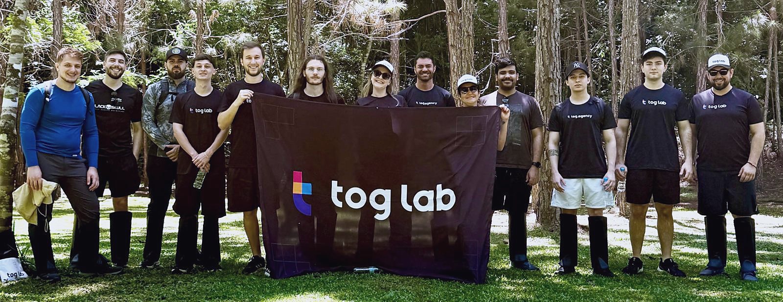 Il team di Tog Lab all’aperto, con la bandiera dell’azienda