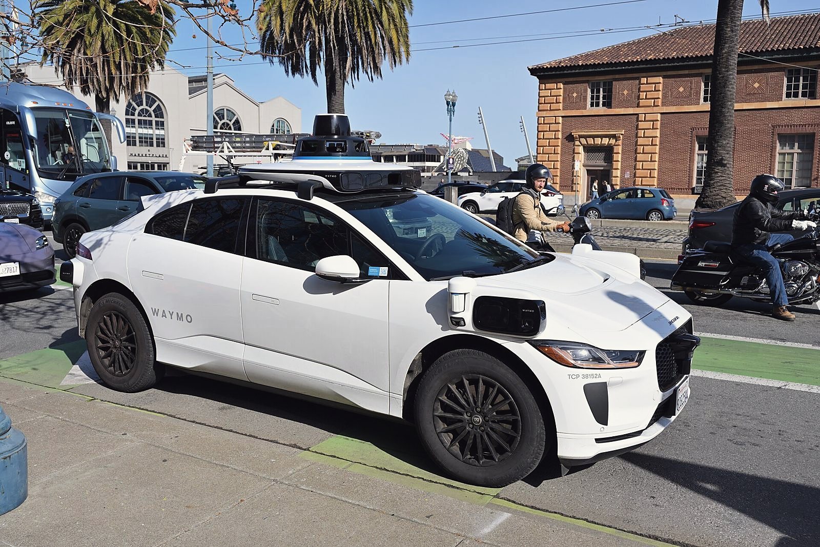 Auto senza conducente che circola in una strada di San Francisco