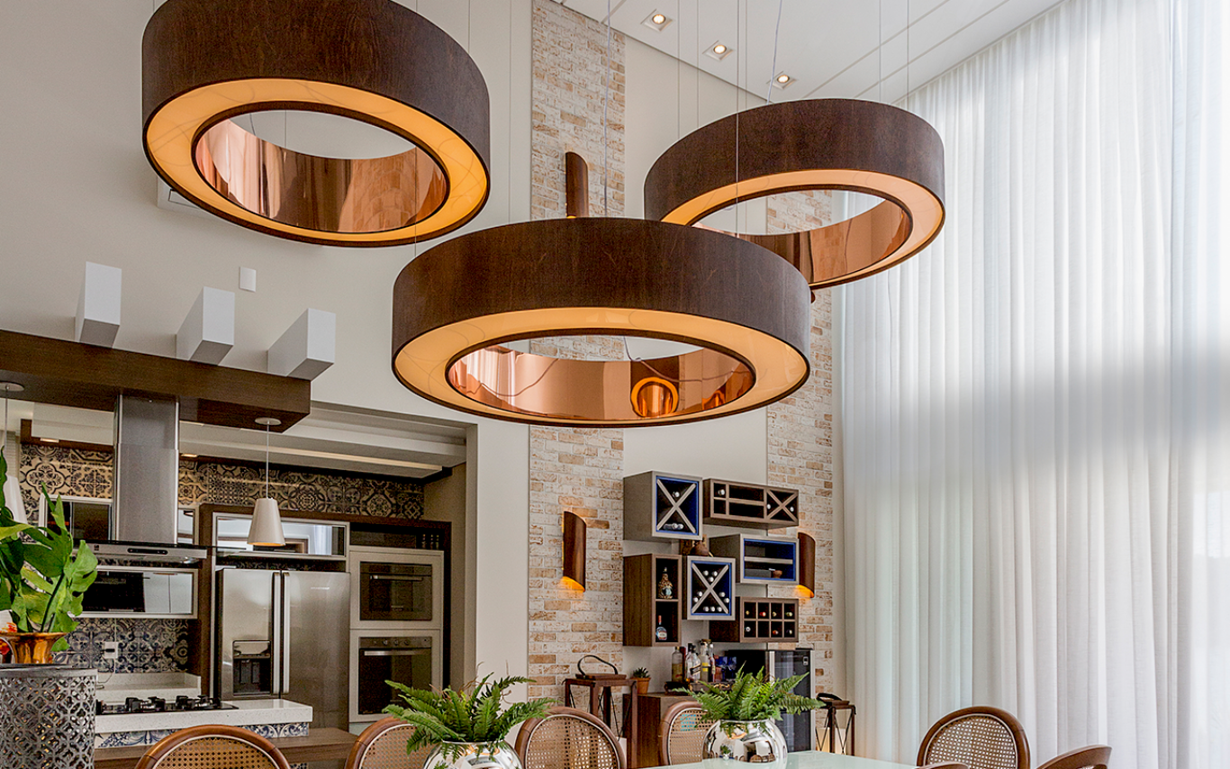 Image of an interior space with decorative wooden-finished light fixtures manufactured by Accord Iluminação. The contemporary and sophisticated design of the light fixtures stands out in the decor.